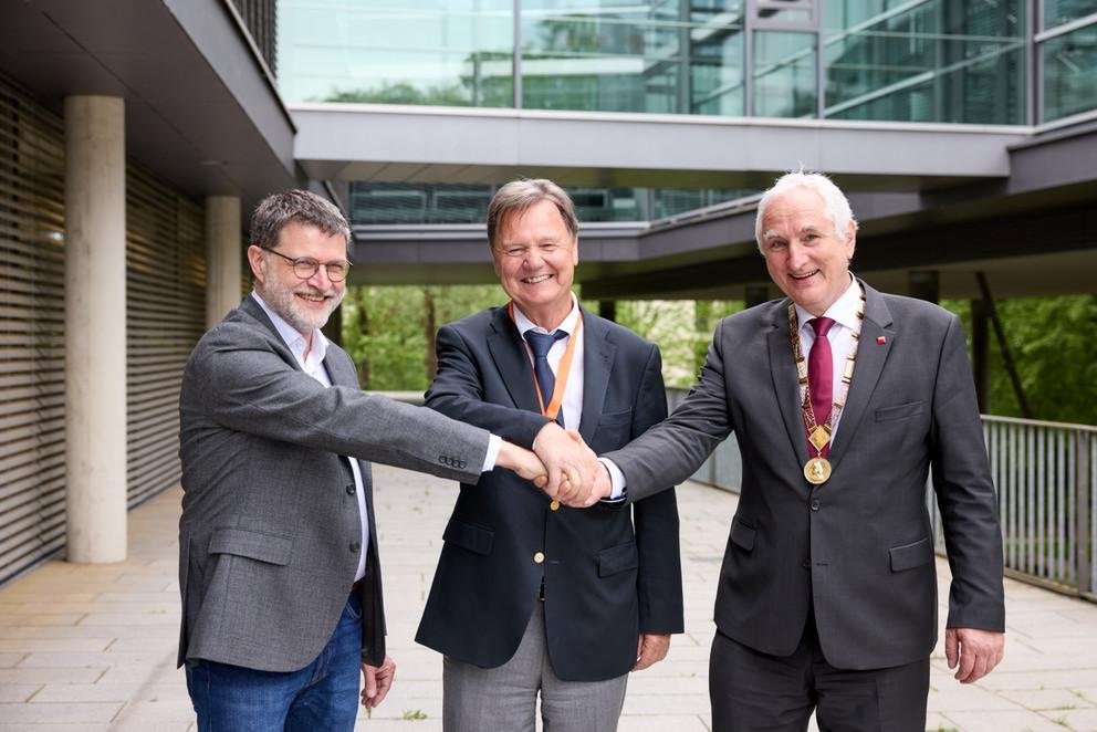 (v. l. n. r.) Vorsitzende des Senats Prof. Dr. Tomas Sauer, Walter Keilbart und Präsident Prof. Dr. Ulrich Bartosch, Foto:Universität Passau