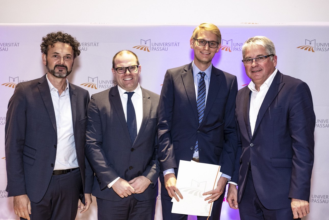 von links nach rechts: Vizepr&auml;sident Prof. Dr. Harry Haupt, Prof. Dr. Jan Kr&auml;mer, Dr. Michael Wohlfarth und Johannes Lechner (stv. Vorstandsvorsitzender der Sparda-Bank Ostbayern eGPreis&uuml;bergabe an Dr. Michael Wohlfarth durch Vertreter der Sparda-Bank Ostbayern eG)