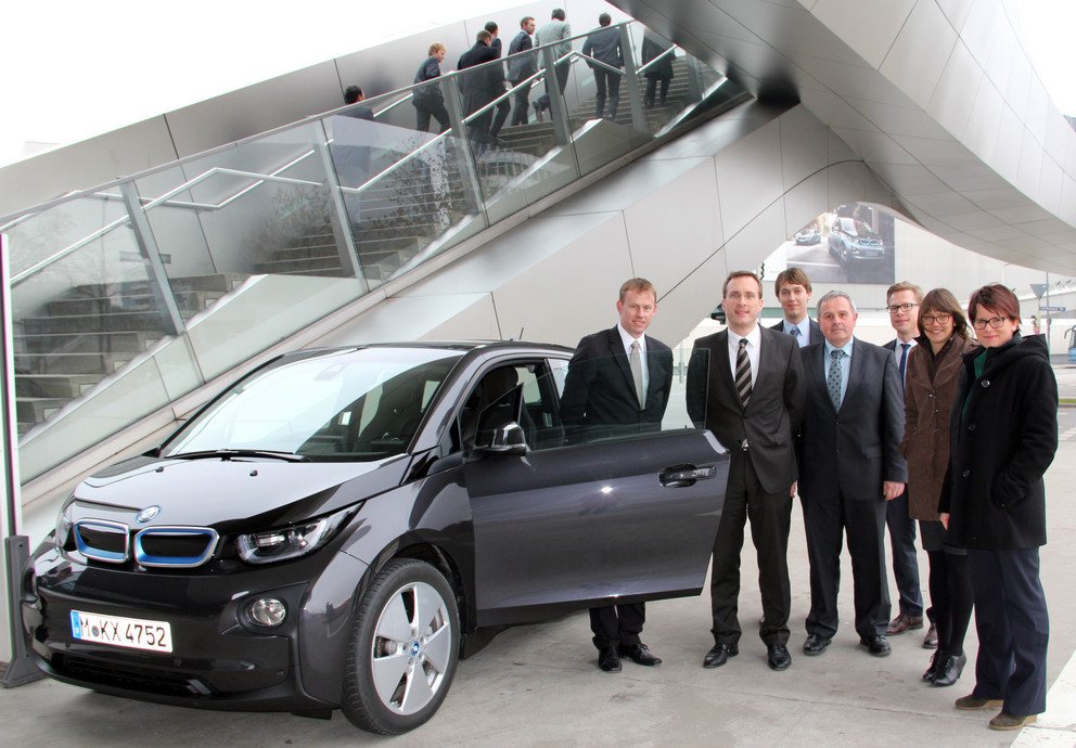 Von rechts: Dr. Stefanie Rankl (CfM), Julia Messerschmidt und Dr. Roman Vilimek (beide BMW), Dr. Erich Fuchs (FORWISS), Christian Nagel und Prof. Dr. Jan Hendrik Schumann (beide Lehrstuhl f&uuml;r Marketing und Innovation), Dr. Stefan Mang (CfM) (Bildquelle: BMW AG)