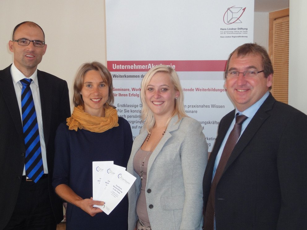 Dr. G&uuml;nther Hribek, Gesch&auml;ftsf&uuml;hrer CenTouris, Stefanie W&ouml;lfl, Projektleiterin bei CenTouris, Silvia Weidinger, Projektleitung Weiterbildung, Albert Eckl, Vorstand der Hans-Lindner-Stiftung.