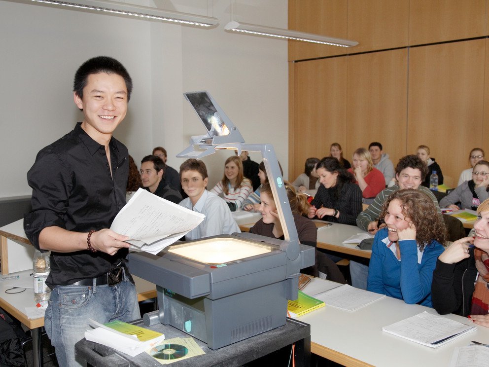 Studierender bei der Präsentation