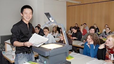 Studierender bei der Präsentation