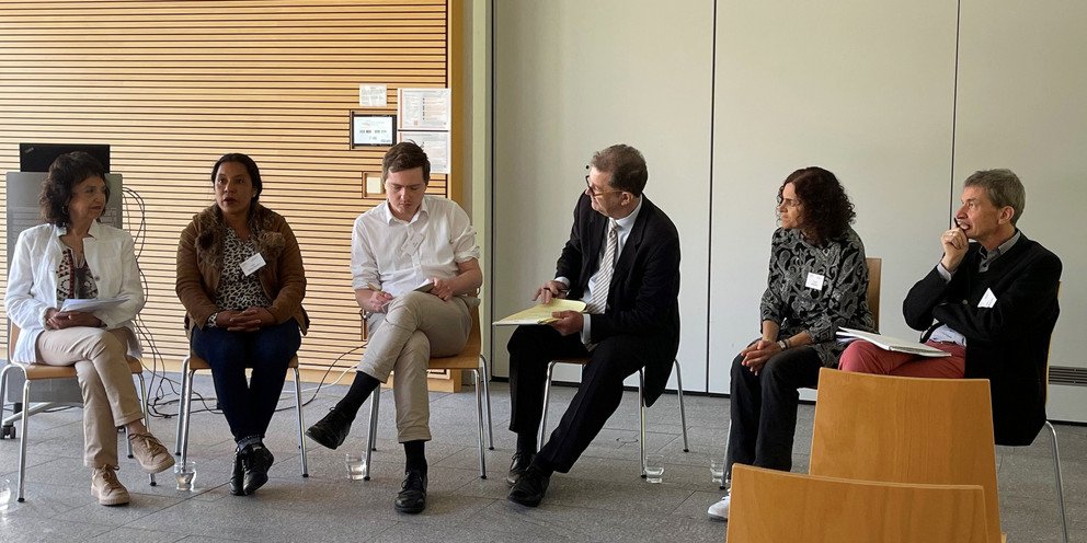Podiumsdiskussion zu den Rechten der Natur: die peruanische Aktivistin Aktivistin Celia Fasabi Pizango (2. v.l.) mit Übersetzerin, PYREC-Fellow Jan Doria, Moderator Prof. Dr. Jörg Fedtke, PD Dr. Claudia Paganini (Universität Innsbruck) und Prof. Dr. Johann Graf Lambsdorff (Universität Passau).