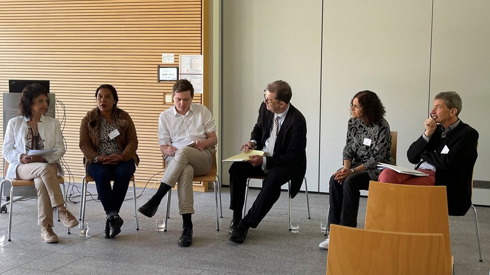 Podiumsdiskussion zu den Rechten der Natur: die peruanische Aktivistin Aktivistin Celia Fasabi Pizango (2. v.l.) mit Übersetzerin, PYREC-Fellow Jan Doria, Moderator Prof. Dr. Jörg Fedtke, PD Dr. Claudia Paganini (Universität Innsbruck) und Prof. Dr. Johann Graf Lambsdorff (Universität Passau).