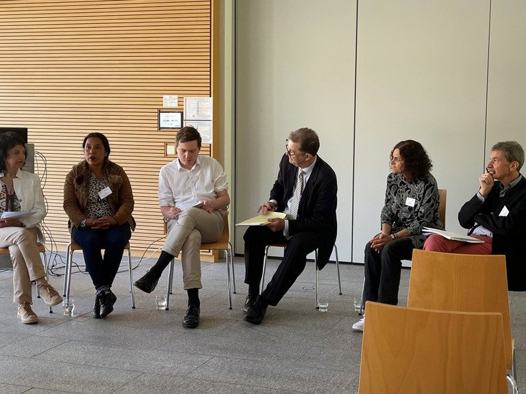 Podiumsdiskussion zu den Rechten der Natur: die peruanische Aktivistin Aktivistin Celia Fasabi Pizango (2. v.l.) mit Übersetzerin, PYREC-Fellow Jan Doria, Moderator Prof. Dr. Jörg Fedtke, PD Dr. Claudia Paganini (Universität Innsbruck) und Prof. Dr. Johann Graf Lambsdorff (Universität Passau).