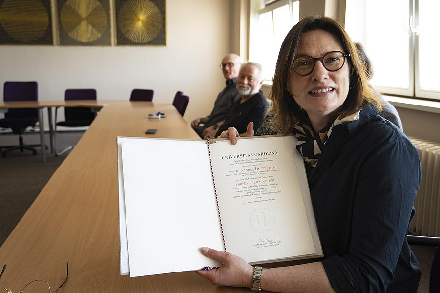 Die Professorin Sandra Huebenthal erhält eine Ernennungsurkunde als Gastprofessorin der Karls-Universität Prag. Foto: Universität Passau