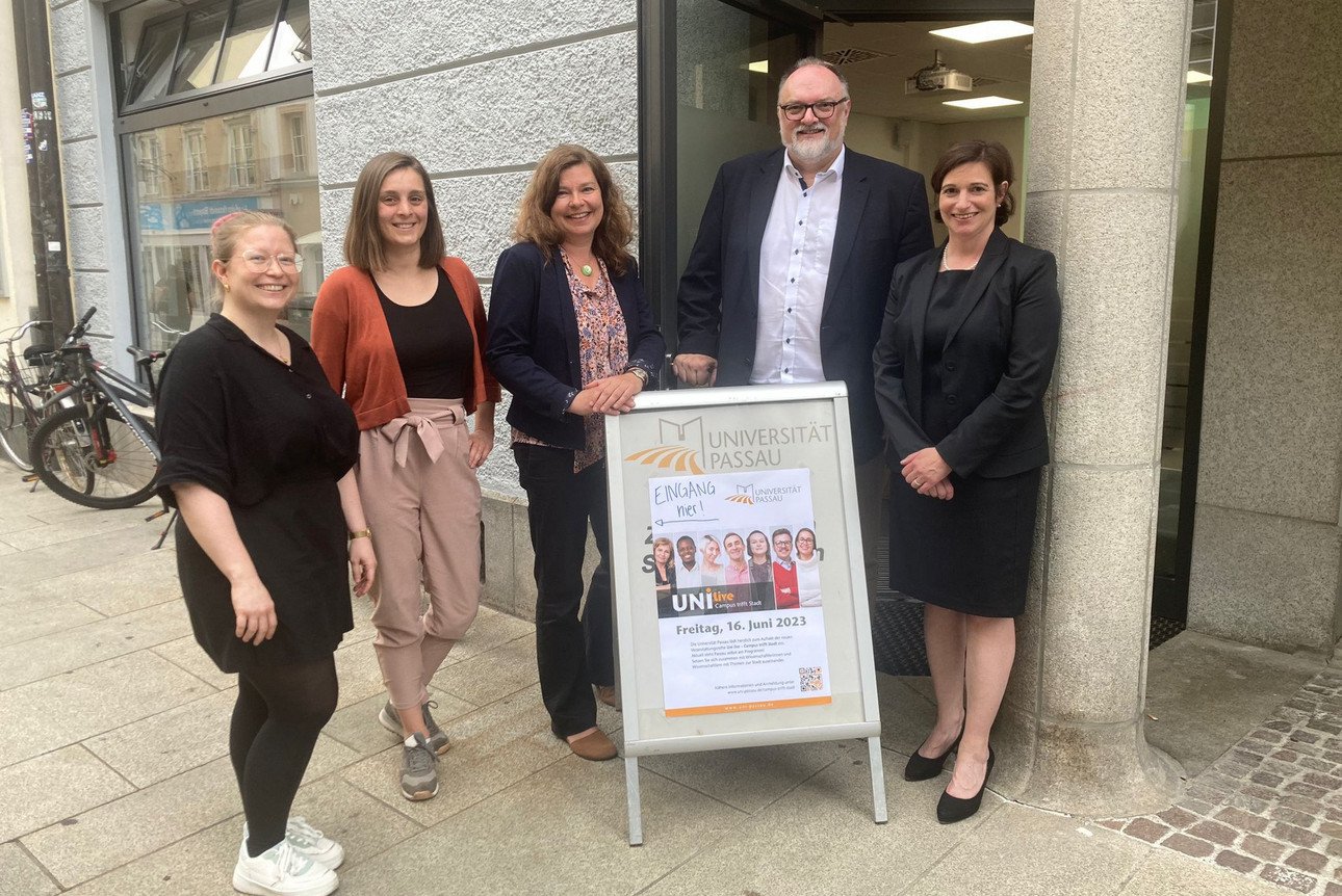 Gruppenfoto zum Auftakt der Veranstaltungsreihe Uni live - Campus trifft Stadt mit folgenden Personen von links nach rechts: Sina Kehrwieder, Nelly Rahimy, Dr. Annekatrin Mei&szlig;ner, OB J&uuml;rgen Dupper, Vizepr&auml;sidentin Prof. Dr. Bettina Noltenius