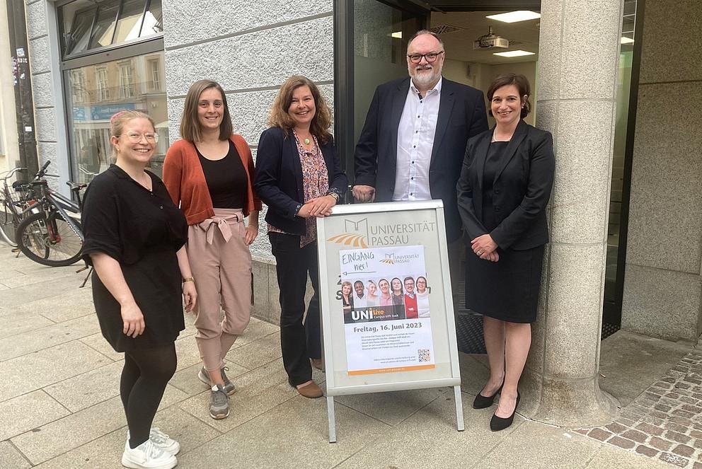 Gruppenfoto zum Auftakt der Veranstaltungsreihe Uni live - Campus trifft Stadt mit folgenden Personen von links nach rechts: Sina Kehrwieder, Nelly Rahimy, Dr. Annekatrin Meißner, OB Jürgen Dupper, Vizepräsidentin Prof. Dr. Bettina Noltenius