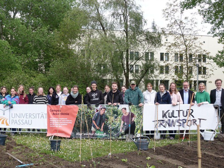 Das Team der CampusAckerdemie nach der ersten Pflanzung. Foto: Universität Passau