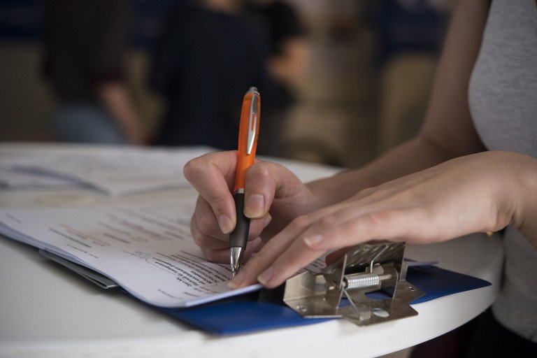 Dekoratives Bild der Kachel 'First Steps  notwendige Formalitten'