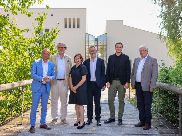 (v.l.) Umweltminister Thorsten Glauber, Festredner Dr. Philipp Blom, Vizepräsidentin Prof. Dr. Bettina Noltenius, Vizepräsident Prof. Dr. Werner Gamerith, Stephan Brandler (Leiter der Sparda-Bank Filiale Passau) und Prof. Dr. Hubert Weiger (Ehrenpräsident des BUND Naturschutz), Foto: Universität Passau
