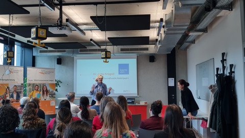 Publikum beim Abschlussevent der Gründerinnen Akademie 2025.