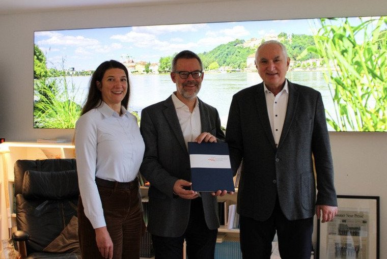 Dr. Stefanie Wehner, Prof. Dr. Werner Gamerith und Präsident Prof. Dr. Ulrich Bartosch stellen die Nachhaltigkeitsstrategie vor