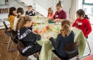 Kinder im Workshop "Süßes und Gesundes selbstgemacht"