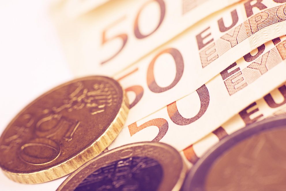 Fünfzig Euro-Scheine und Geldmünzen