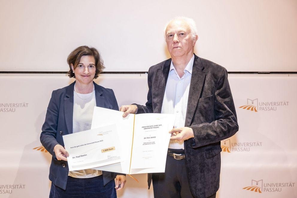 Vizepräsidentin für Studium, Lehre und Ethik Prof. Dr. Bettina Noltenius und Dr. Paul Davies Dr. Paul Davies