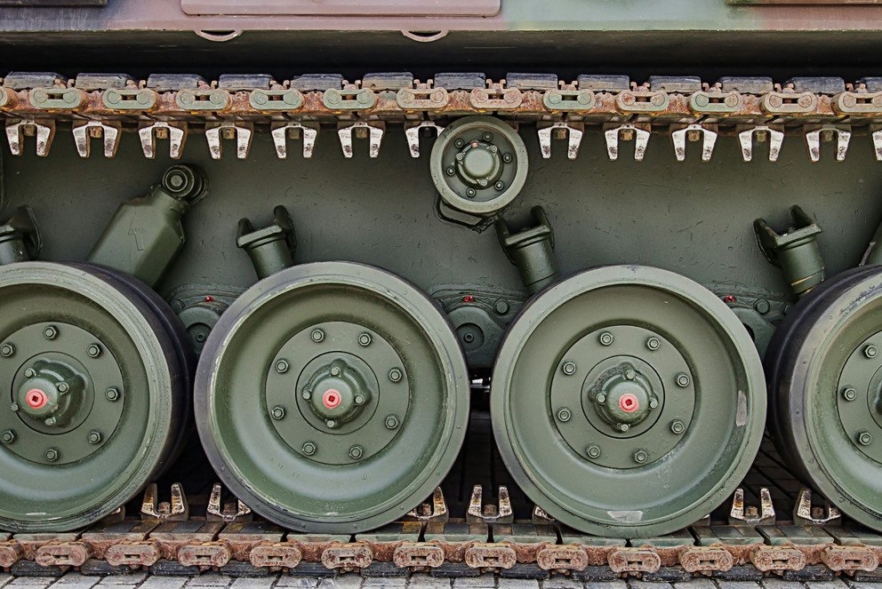 Das Bild zeigt einen Panzer; Symbolbild zum Webinar über Verteidigungsfähigkeit.