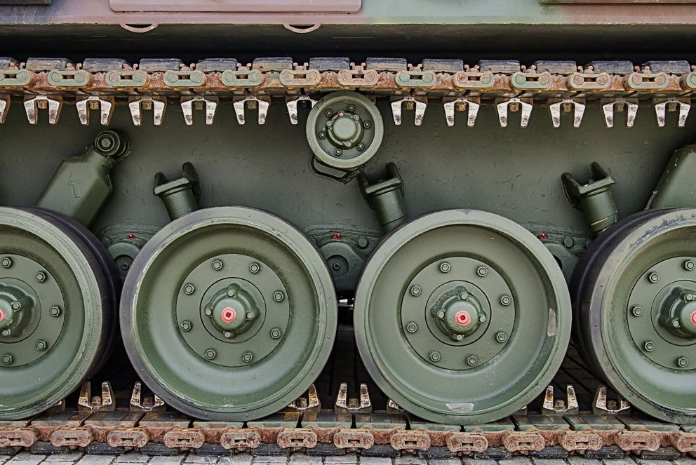 Das Bild zeigt einen Panzer; Symbolbild zum Webinar über Verteidigungsfähigkeit.