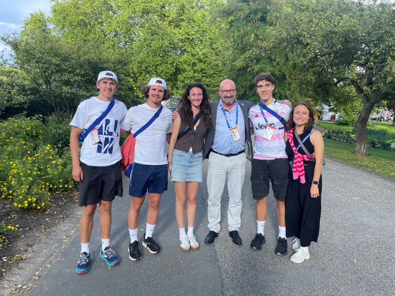 Prof. Dr. Gereon Berschin (Mitte) mit Studierenden der Universität Passau, die als Volunteers bei den WUG 2025 mitgeholfen haben, im Grugapark Essen; Foto: Universität Passau