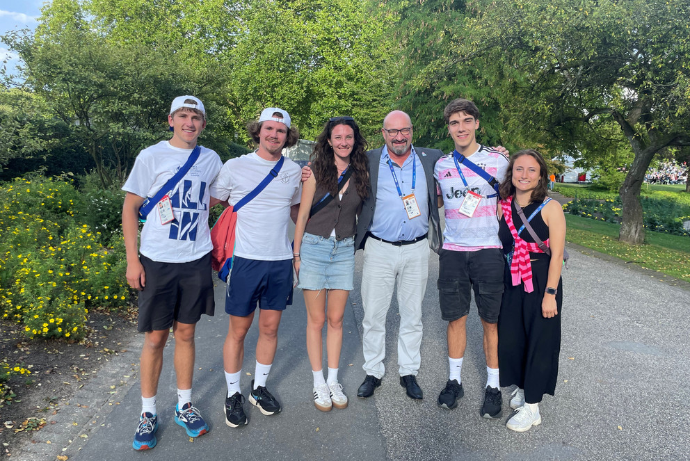 Prof. Dr. Gereon Berschin (Mitte) mit Studierenden der Universität Passau, die als Volunteers bei den WUG 2025 mitgeholfen haben, im Grugapark Essen; Foto: Universität Passau