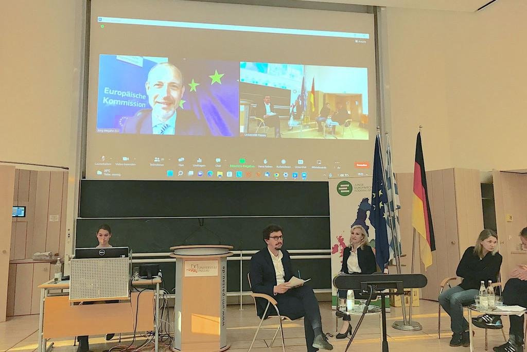 Bei der Podiumsdiskussion zum Thema „Die EU und der Krieg in der Ukraine: Eine neue europäische geopolitische Lage?“ war auch Jörg Wojahn, Vertreter der Europäischen Kommission in Deutschland, zugeschaltet. Foto: Universität Passau