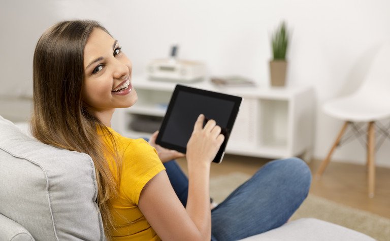 Studierende mit Tablet