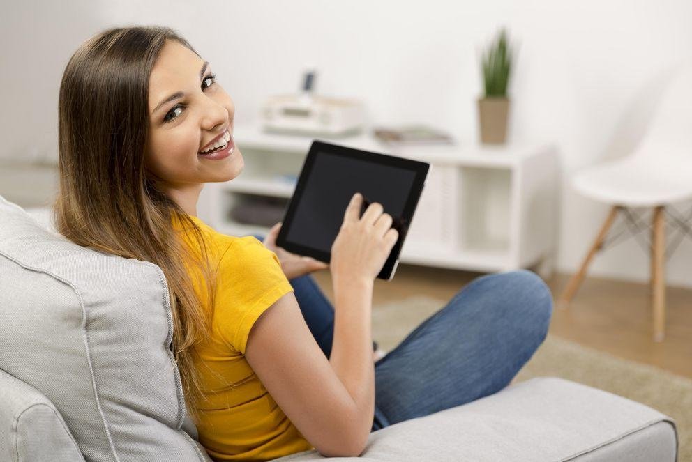 Eine Studentin hält ein Tablet in der Hand