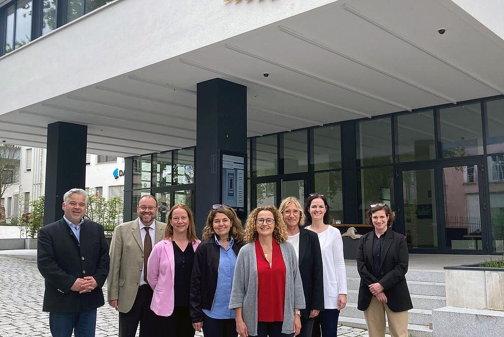 Ehemaligen Studentinnen zu Besuch an der Universität Passau, begleitet von Kanzler Dr. Achim Dilling (1.v.l.), Universitätsarchivar Mario Puhane (2.v.l.) und Vizepräsidentin Prof. Dr. Bettina Noltenius (r.) Foto: Universität Passau