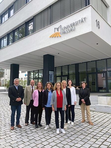 Ehemaligen Studentinnen zu Besuch an der Universität Passau, begleitet von Kanzler Dr. Achim Dilling (1.v.l.), Universitätsarchivar Mario Puhane (2.v.l.) und Vizepräsidentin Prof. Dr. Bettina Noltenius (r.) Foto: Universität Passau