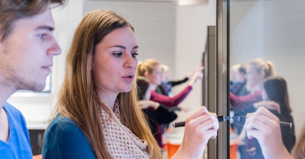 Studierende im Bereich Kommunikation schreiben auf Smartboard