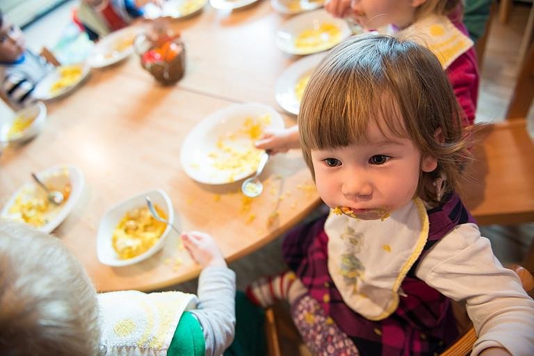 Dekoratives Bild der Kachel 'Kinder und Senioren'