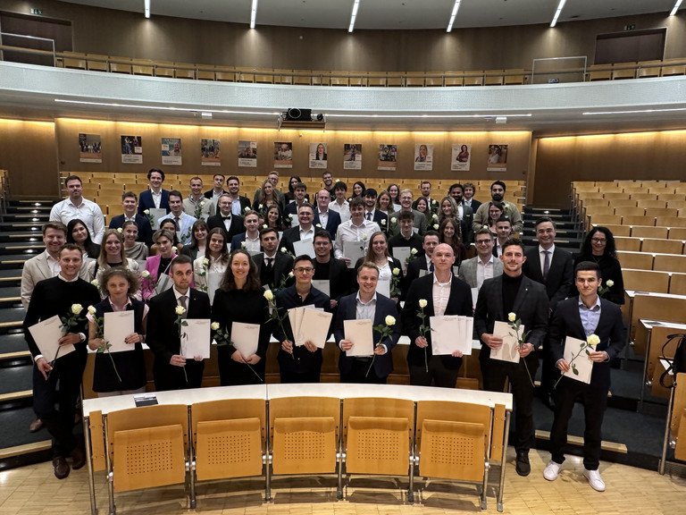 Die Geehrten der Wirtschaftswissenschaftlichen Fakult&auml;t mit Dekanin Prof. Dr. Suleika Bort und Studiendekan Prof. Dr. Thomas Widjaja Foto: Universit&auml;t Passau