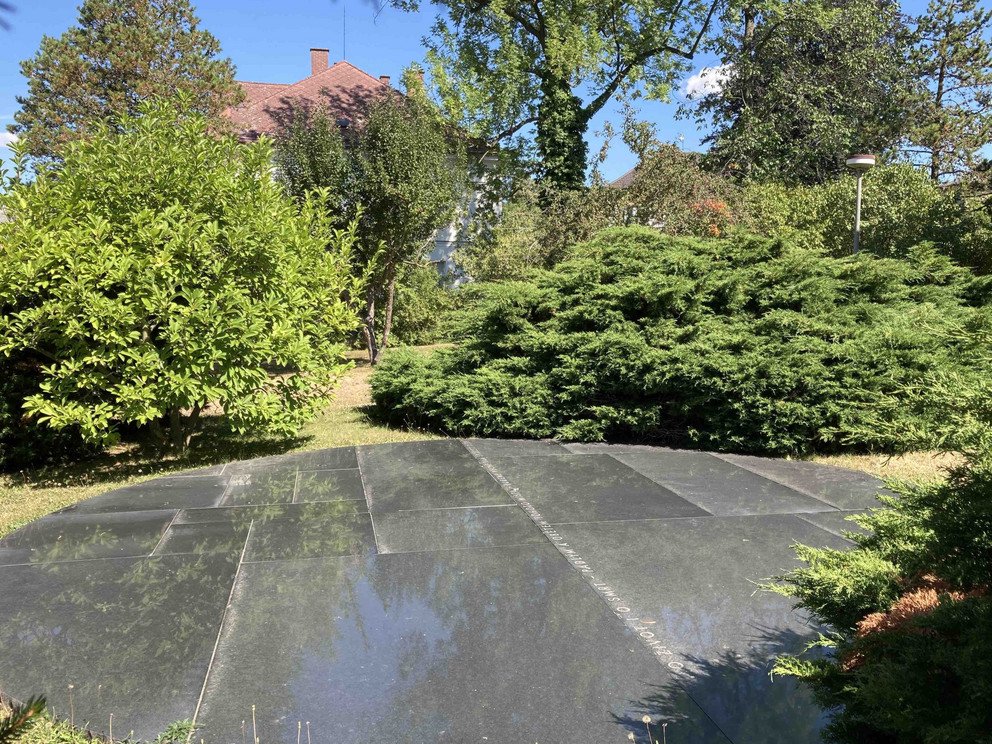 Fotografie pomn&iacute;ku a vily