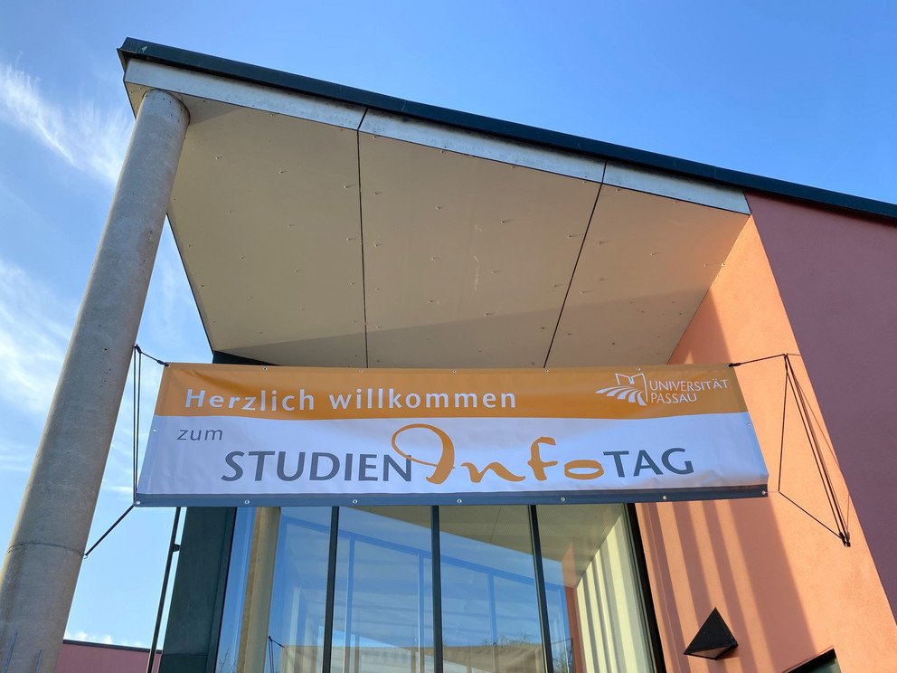 Banner am Audimax mit der Aufschrift "Studieninfotag"