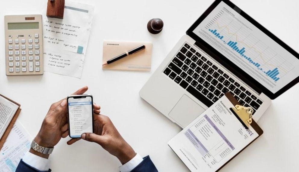 Schreibtisch Schreibtisch mit Laptop, Bilanzen und Smartphone