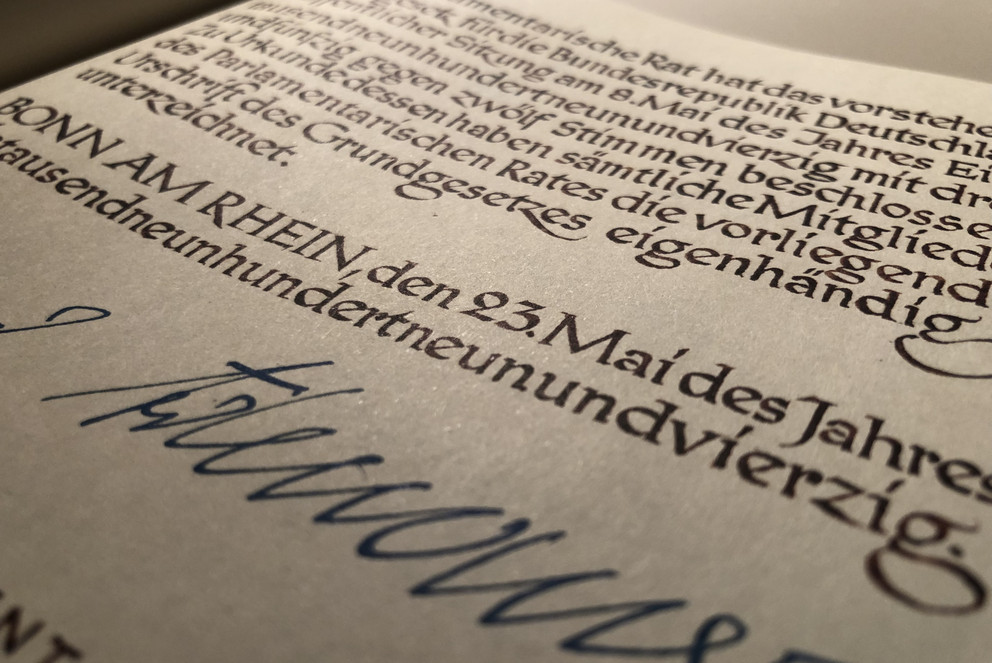 Faksimile des unterzeichneten Grundgesetzes; Foto: Jonas Dilger.