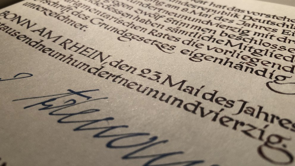 Faksimile des unterzeichneten Grundgesetzes; Foto: Jonas Dilger.