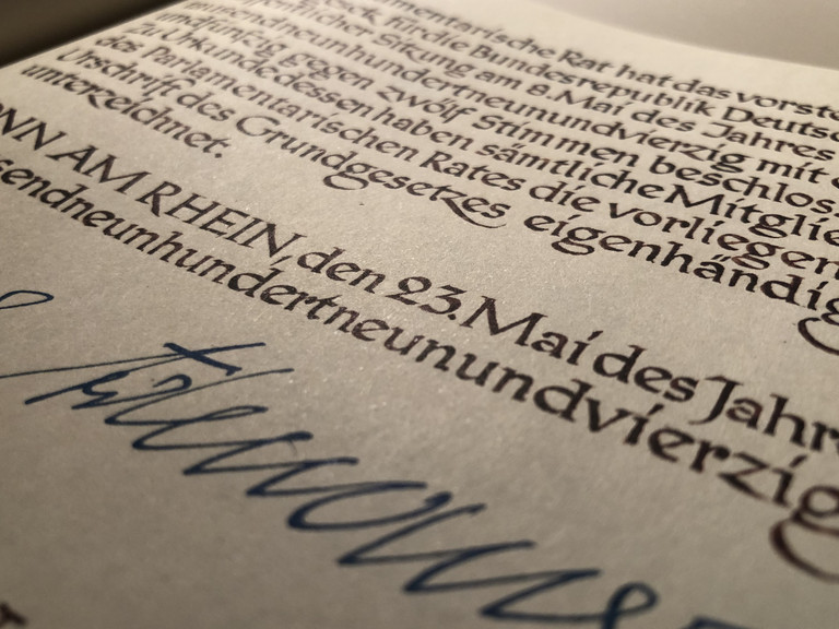 Faksimile des unterzeichneten Grundgesetzes; Foto: Jonas Dilger.