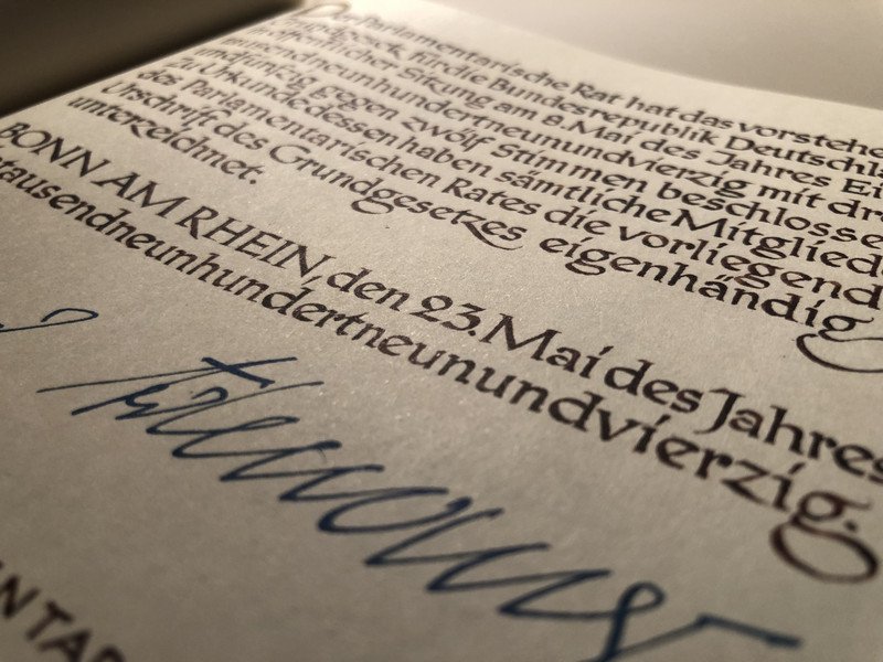 Faksimile des unterzeichneten Grundgesetzes; Foto: Jonas Dilger. Faksimile des unterzeichneten Grundgesetzes; Foto: Jonas Dilger.
