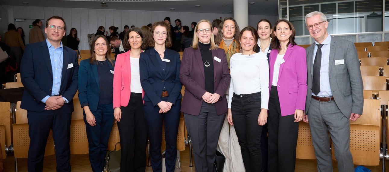 v.l.n.r.: Prof. Dr. Jan Schumann (designierter Pr&auml;sident der Universit&auml;t Passau), Ursula Unger (Moderation), Dorothee Eisenlohr (Oberb&uuml;rgermeisterin von Schramberg). Prof. Dr. Karoline Reinhardt (Universit&auml;t Passau), Isabel Jahn (ODDO BHF Bank), Stefanie Peters (enable2grow), Kirstin Ro&szlig;goderer (Gesellschaft f&uuml;r Internationale Zusammenarbeit GIZ), Dr. Franziska Armbruster (Bayerisches Ministerium f&uuml;r Digitales), Sinje Wohjan (Viega GmbH & Co. KG), Dr. Fritz Audebert (Neuburger Gespr&auml;chskreis)