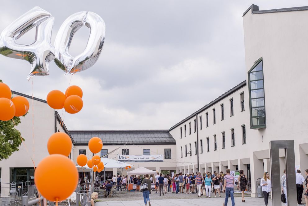 Luftballons zum Jubiläum 40 Jahre vor Universität