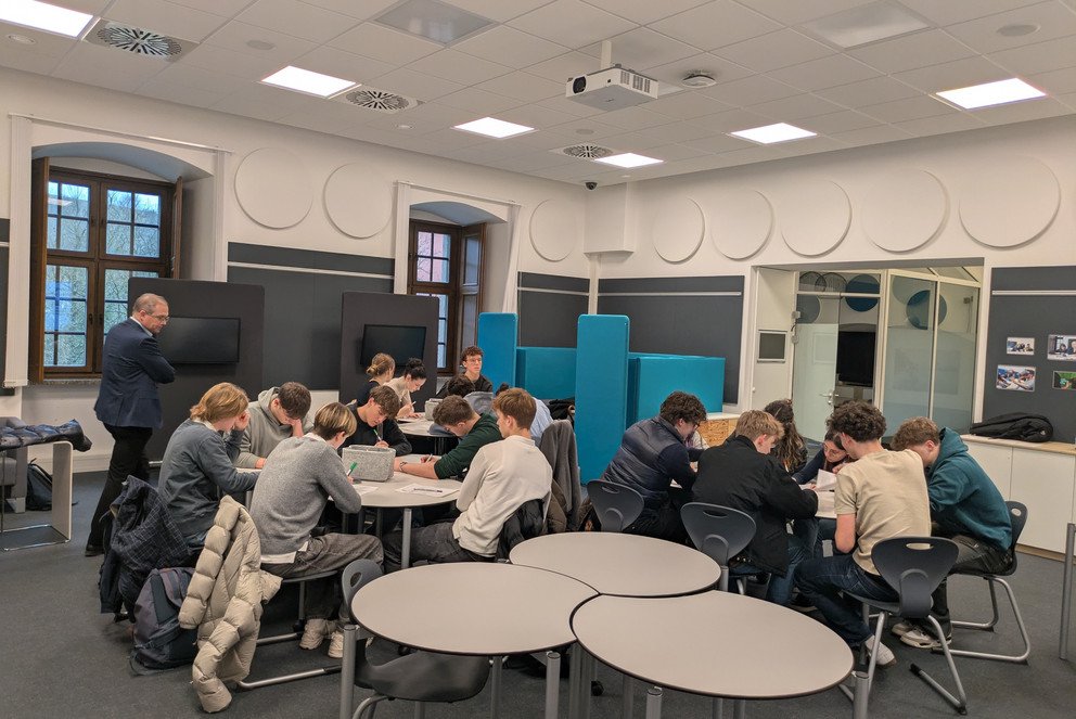 Bildhinweis: In Workshops beschäftigten sich die Schülerinnen und Schüler mit Diskursanalyse und Geographischen Informationssystemen, Foto: Universität Passau