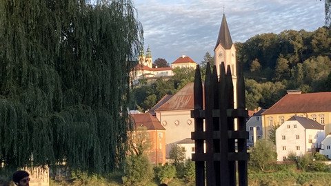 [Translate to Tschechisch:] Denkmalansicht mit Blickrichtung Inn bei frühabendlichen Lichtverhältnissen aus ca. 20m Entfernung