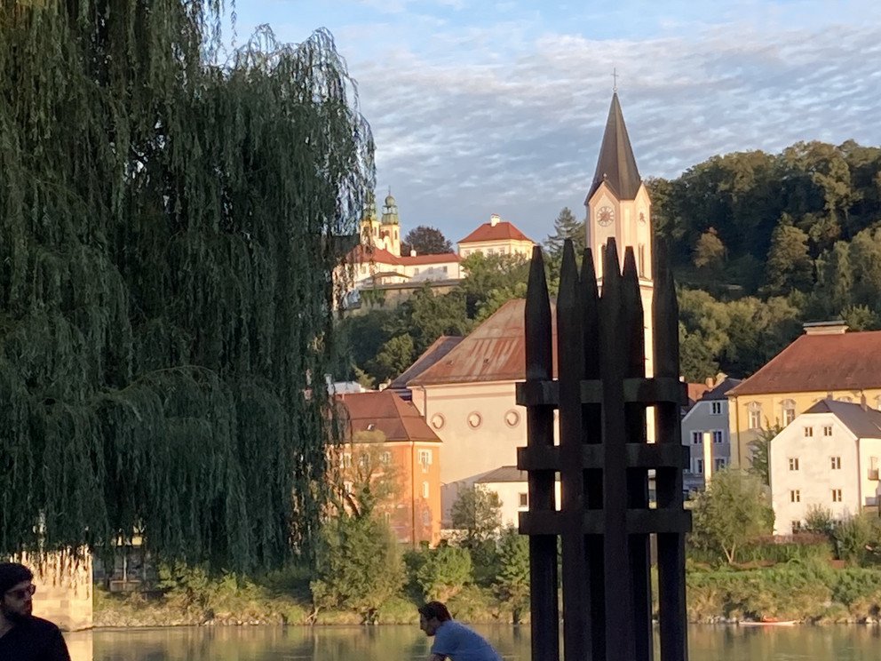 Denkmalansicht mit Blickrichtung Inn bei fr&uuml;habendlichen Lichtverh&auml;ltnissen aus ca. 20m Entfernung