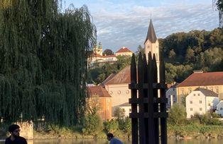 [Translate to Tschechisch:] Denkmalansicht mit Blickrichtung Inn bei frühabendlichen Lichtverhältnissen aus ca. 20m Entfernung