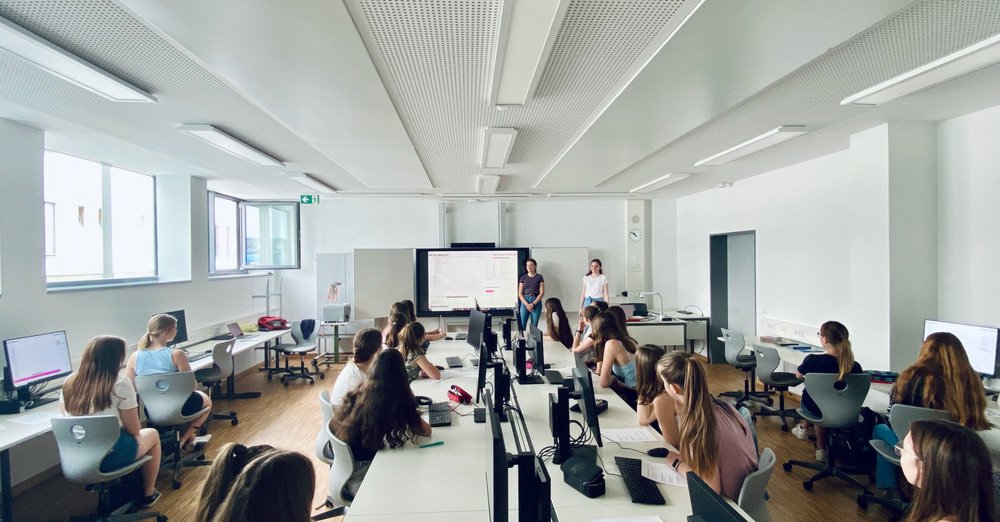 Zwei MINT-Studienbotschafterinnen der Universität Passau halten einen Informatik Workshop an einer Schule