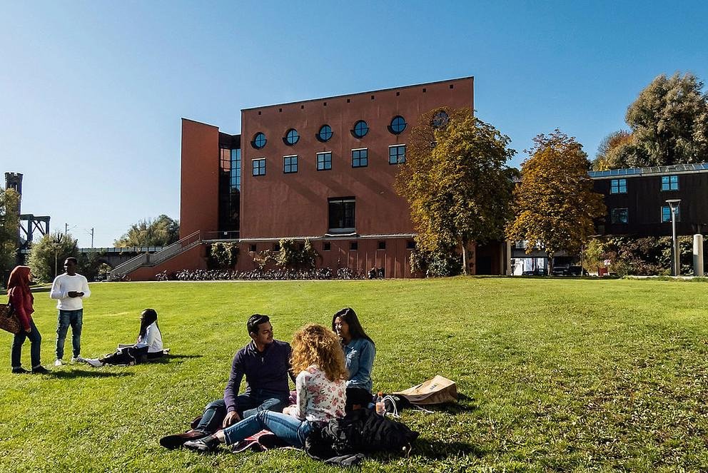 Studierende auf der Innwiese Foto: Universität Passau