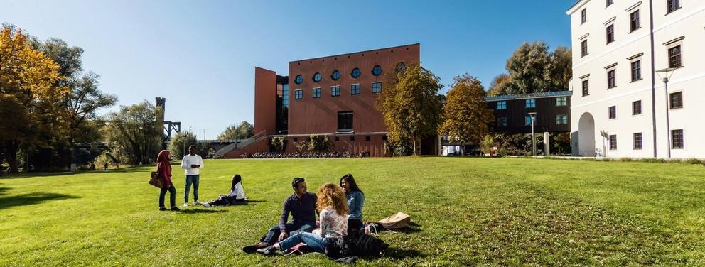 Studierende auf der Innwiese Foto: Universität Passau