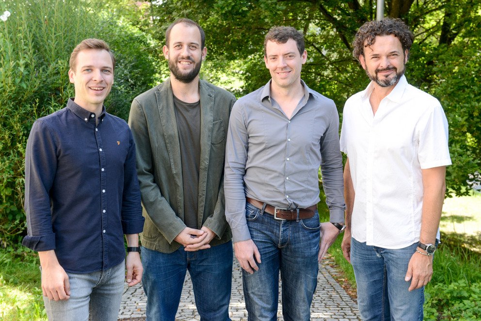 Freude &uuml;ber die neuen Leitlinien: Vizepr&auml;sident Prof. Dr. Harry Haupt (r.) und die Mittelbau-Vertreter Andreas Landes (v. l.), Dr. Marcus Antonio Giamattei und Andreas Stahlbauer. Foto: Universit&auml;t Passau