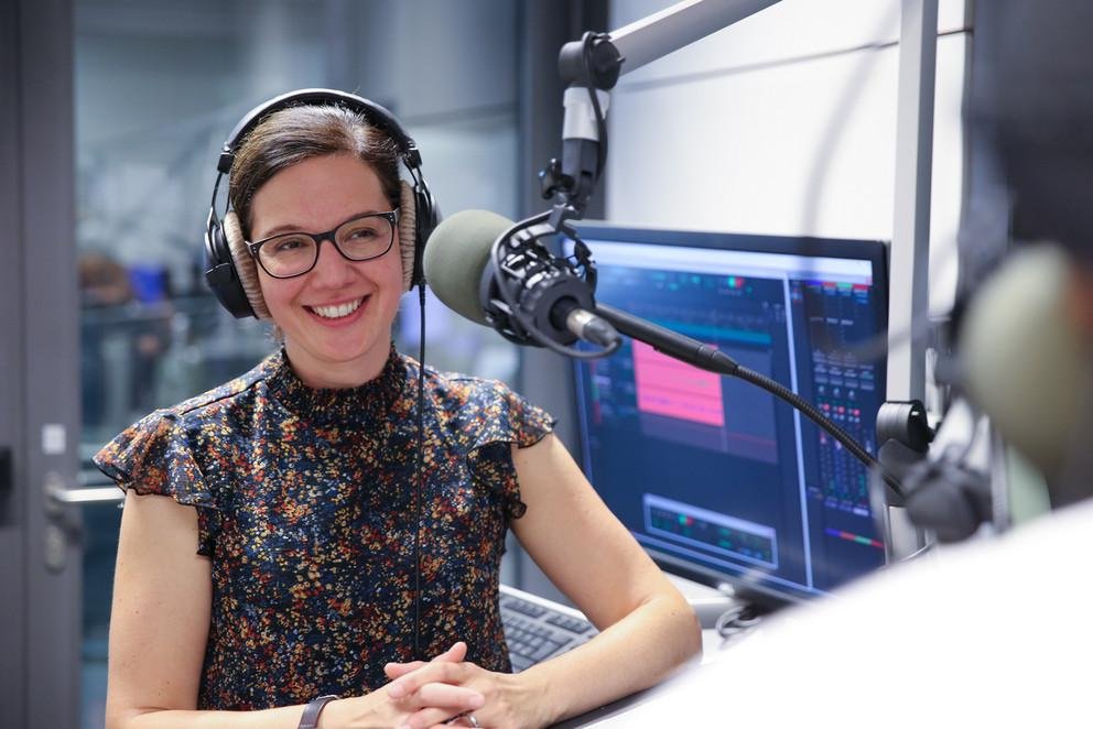 Spricht in der ersten Folge über Klimawandel-Kommunikation: Prof. Dr. Hannah Schmid-Petri, Inhaberin des Lehrstuhls für Wissenschaftskommunikation an der Universität Passau. Bild: Uli Schwarz/Universität Passau